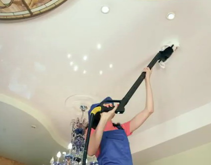Как почистить и помыть натяжные потолки?